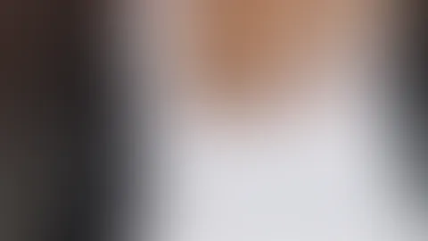 Würdest du meinen A***h aus der Jeans auspacken und mit ihm spielen wollen, wenn ich so vor dir stehen würde? 😈