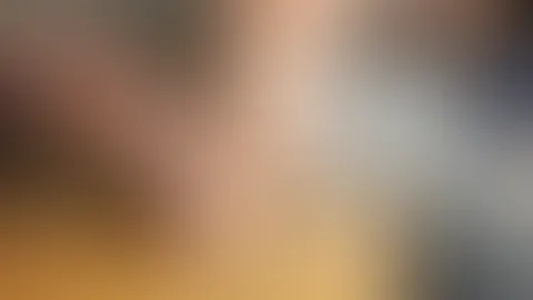 ☀️ Mittagspost – Eingeölte Füße Zur Mittagszeit gibt es etwas Besonderes: frisch eingeölte Füße mit glänzenden Sohlen, betonten Zehen und einem schönen Fußgewölbe. Das Öl bringt jede Kurve zur Geltung
