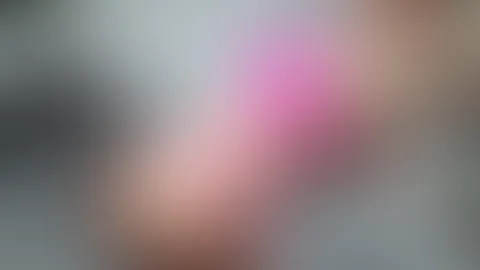 Den BH und den Tanga von den Bildern könnt ihr jetzt für 50€ von mir kaufen natürlich getragen 🫦💦💦💦💦