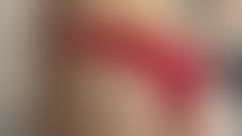 verschiedene dessous anprobieren und dabei nackte brĂŒste und a***h in die kamera zeigen đ„