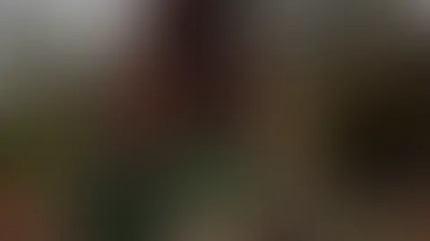 Na wo sind die starken Waldarbeiter die mir bisschen helfen! Entschuldigt meine Schnittschutzhose ist bisschen verrutscht und ich trage ja nichts drunter 😅