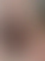 Das hier ist mein *Naughty Feather Look*… aber was du *wirklich* willst, verbirgt sich darunter. Du bist neugierig, oder? Dann gönn dir den nächsten Schritt… exklusiv für meine Jungs. 🖤✨