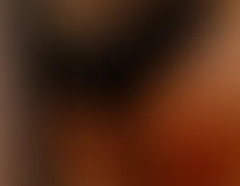 Wie findest du meine geilen Backen? Hochgestreckt, prall und nur mit diesem dünnen schwarzen Stoff bedeckt. 🔥Komm her und f**k mich endlich hart von hinten.🥵