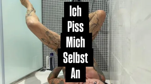 Ich p**se mich selbst an und spiele mit meinem Dildo