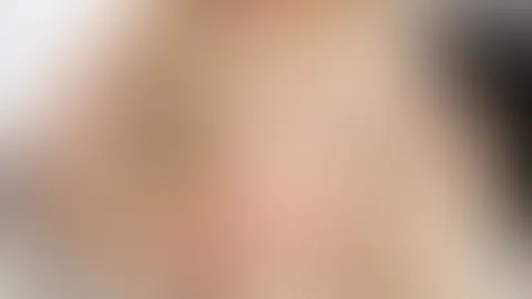 Gold auf meiner Haut, dein Blick bleibt hängen… ✨ Ich stehe hier, voller Spannung 😌 Nicht alles wird gezeigt… aber genug, um deine Fantasie arbeiten zu lassen. Sag mir: Was geht dir gerade durch den