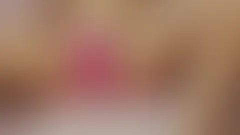 Krasses neues Video😈 Ich liege nackt auf der Couch ich bin gefesselt mit Handschellen trage eine schwarze Leder Maske übers ganze Gesicht nur Augen und Mund sind zu sehen... dazu trage ich einen pink
