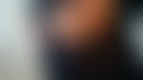 "Schau dir meinen sexy Tanz in den durchsichtigen Kleidchen an… genieße meinen heißen Körper, meine Brüste, und ja, am Ende zeige ich dir alles…"