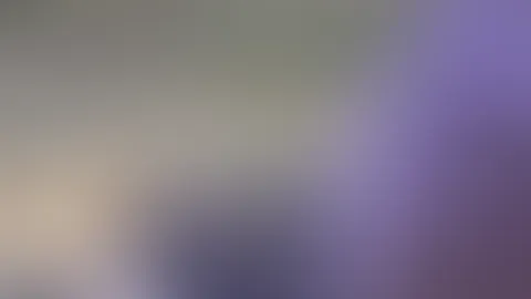Ich lutsche am Strand einen Penis, und er kommt in meinem Mund.