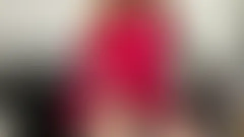 Ich öffne den Bademantel nicht ganz… Nylons streifen meine Beine, der Rest bleibt ein Geheimnis.
