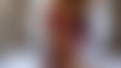 Weiches Licht, rote Spitze und ein Moment, in dem ich einfach ganz bei mir bin… ❤️ Selbstbewusst, sinnlich und genau so, wie ich mich fühle – ungefiltert und echt. Dieses Bild fängt mehr ein als