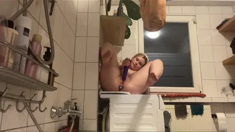 Geiler S****t auf der Waschmaschine direkt in die Badewanne plus ich bin richtig heftig gekommen.💦🔞😏🫶🏼💥