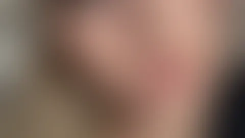 Mein Blick bleibt ruhig, aber darunter brodelt es. Ich weiß, wie langsam Fantasien wachsen, wie ein einziger Moment reichen kann, um deine Gedanken aus der Bahn zu werfen. Die Spannung liegt nicht in 