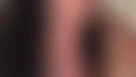Hey du heißer Daddy 😈 Mommy ist frisch geschniegelt, die Haut noch warm vom Wasser, ein leiser Duft von Seife liegt in der Luft… sie schlüpft unter die Decke, langsam, genüsslich. Und du? Liegt da sc