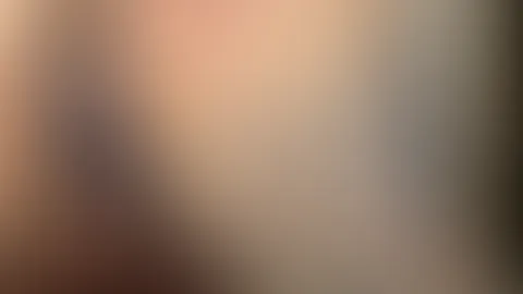 Ich spanke mir selbst den A***h, schiebe den Slip zur Seite und f****r meine F***e 😈🍑. Denkst du, du könntest es noch aufregender machen? 😏🔥