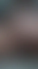 Schatz? Na, was sagst du zu meinem weißen Höschen? Ich bin doch ein Engelchen, oder? Aber schau mal, wie schön ich mir den Streifen über meiner M****i gemacht habe… Komm her… noch näher… mmm… Ich hab