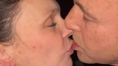 Papas bester Freund hat mich geschwängert und mich im 8 Monat Schwanger im Auto gef**kt