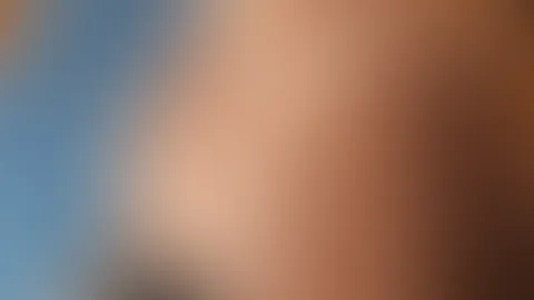 Fast nackt, nur in meinem schwarzen Sexy-Slip... und rate mal, was da ein bisschen rausguckt? 😏 Die Vibro-Toy steckt tief in mir und wartet auf dich. Willst du den Vibrations-Modus übernehmen? #Adul