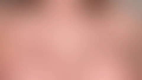 Sonntagmorgen… und ich habs mir noch mal gemütlich gemacht. ☕️💭 Eigentlich fehlt nur noch jemand, der sich zu mir legt und den Morgen ein bisschen heißer macht. Also, wer kuschelt sich zu mir unter d