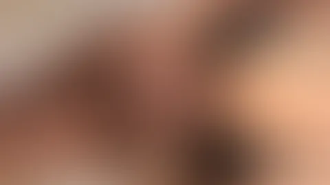 Nur der dünne Fetzen verdeckt diese prallen Möpse 😼🖤