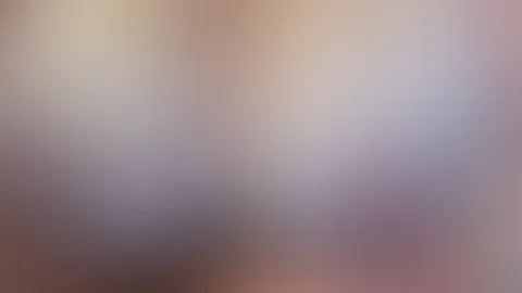Das Wasser läuft über meine Brüste. Kommst du mit unter die Dusche?