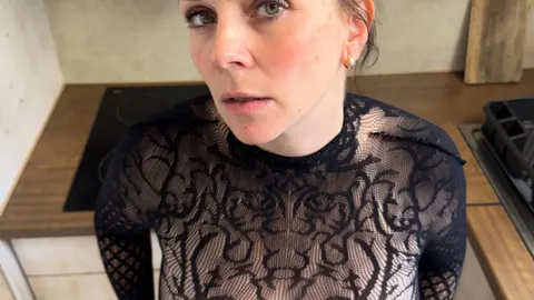 Ich besorge es mir in der Küche selber von vorne und hinten Schwanger mit Twins 5 Monat 🤰💦👅💦