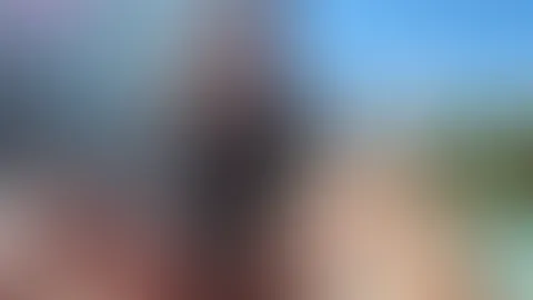 Gast vor dem Pool abgef**kt !!! Heute war das Wetter so warm das man draußen am Pool liegen kann, und mein Besuch hat natürlich gleich Nackt dagelegen. Ich konnte natürlich nicht wiederstehen und bi