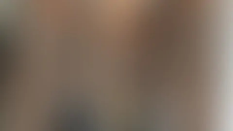 „Hör genau zu, mein kleiner Sklave. Ab jetzt meldest du dich jeden Morgen mit einem Foto deiner devoten Haltung und den Worten: ‚Guten Morgen, Herrin. Ich gehöre Ihnen.‘ Versagst du, gibt es Strafe. U