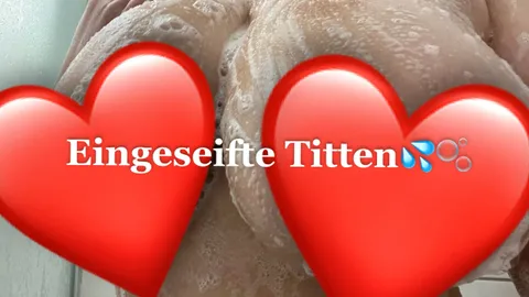 Eingeseifte Titten💦🫧 85F🍒 + Nippelpiercings 🥵