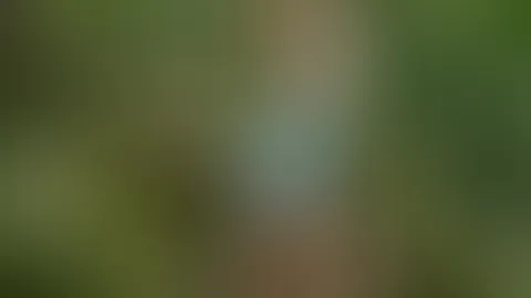 Nackt unter Latzhose im Wald