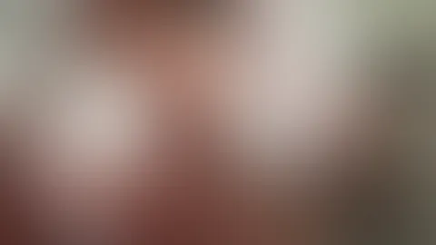 Kirsch-Schlafanzug mit tiefem Ausschnitt – ich konnte nicht anders… Erst am Stoff gezogen und dann an meinen prallen Titten rumgespielt. Wer würde jetzt am liebsten seine Hände dran haben? Schreib’s