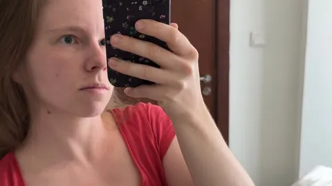 Teen mit vollen Brüsten und großen Nippeln