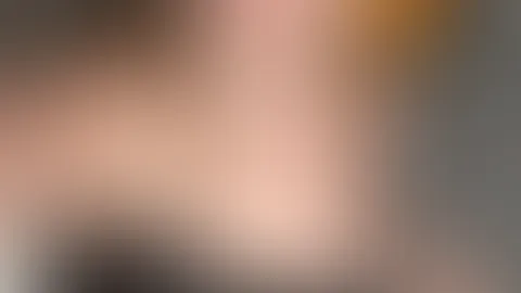 Ich lieg hier und denk, du würdest jetzt einfach neben mir sitzen… 🤍 Deine Hand würde langsam zu mir rutschen… und ich würd dich lassen 😉 Sag mir… würdest du dich trauen? 💋