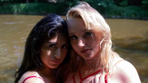 Doppelt frech, doppelt verführerisch Zwei Girls, ein unwiderstehlicher Vibe. Zarte Berührungen, freche Blicke – und dieses Grinsen, das dir zuflüstert: Du bist als Nächstes dran. Bereit für doppelt s