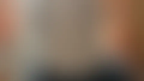 „Langsam, ganz langsam… nur für dich 💋“ Ich lasse den Stoff ganz sanft von meinen Schultern gleiten… Knopf für Knopf öffne ich meine Bluse, während mein Blick immer wieder zu dir wandert. Kannst du