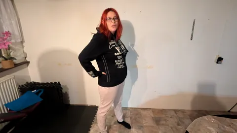 Striptease von Jogginghose und Hoodie bis Nackt