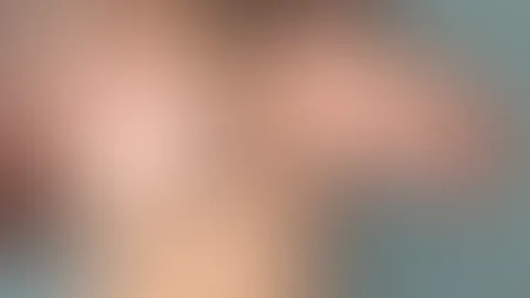 Junge Studentin Jenny ölt ihre prachtvollen Milchtüten ein