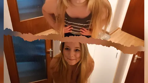 Heimliche Selbstbefriedigung während die  Gäste im Wohnzimmer warten