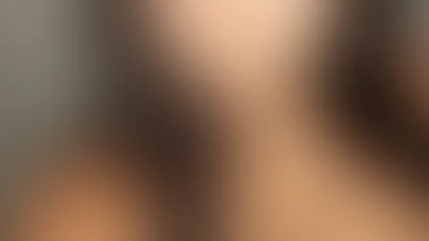 Wer leckt an meine geilen Titten und steckt seinen S*****z zwischen?
