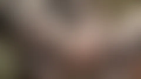 Hier im Video fingere ich mich in meinem BDSM-Kostüm. Ganz ohne Hösschen. Man sagt ja, weniger sei mehr haha. Gefilmt wird von unten und vorne. So siehst du meine junge enge M****i optimal. Stell dir