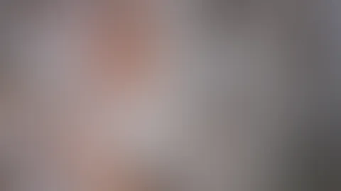 Ich beobachte heimlich meine Freundin, während sie einen P***o schaut...und besorge es mir hinter der Tür 😎