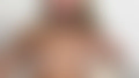 Wird es etwa eng in deiner Hose, wenn ich breitbeinig mit Nippelklemmen so vor dir sitze? đŠđ