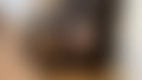 Auf dem Sofa in Nylons und Jeans