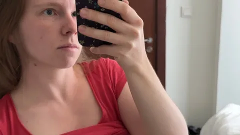 Hübsche Blondine mit großen natürlichen Titten