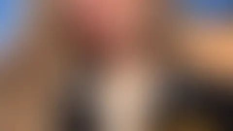 Sonne auf der Haut und ein Blick, der mehr verspricht… ☀️ Ganz entspannt draußen – aber du weißt, ich kann auch anders 😏 Wenn du neugierig bist, komm ein Stück näher 💋