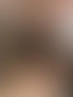 Ups⊠mein Minirock ist wohl zu kurz, um brav zu bleiben đ Halterlose StĂŒmpfe, gespreizte Beine und ein Blick, der dich um den Verstand bringt. Traust du dich, genauer hinzusehen?