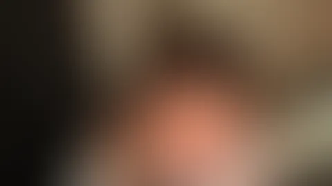 Ich kleine S******e knie da so vor ihm mit offenem Mund und warte darauf das er mir gibt was ich so gerne will 😜💦💦 und ich meine nicht sein Cum😋 Ich wisst was ich meine oder? 🍾 Wer das Video sehe