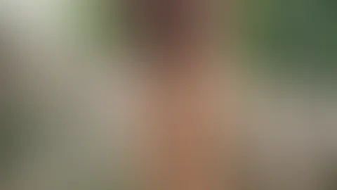 Im Garten beobachtet geil beim p**sen und die titten gezeigt