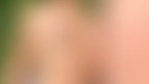 Nur im Perlenstring und oben ohne stehe ich mit Beny in der Natur