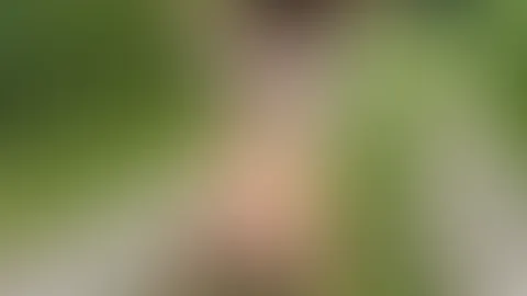 Unten ohne knie ich auf dem Feldweg und strecke dir meinen nackten A***h entgegen