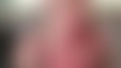Na du, schau mir einfach mal in den Ausschnitt und kannst du schon was sehen?😉 Nein, dann komm mal in meine Live-Cam📞🎥, dann zeige ich dir meine Brüste ganz 🥰und mehr💦🍆